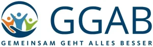 Logo met links drie kleurrijke, abstracte figuren in een cirkel, naast de grote letters GGAB. Daaronder staat de Duitse zin GEMEINSAM GEHT ALLES BESSER in blauwe hoofdletters.