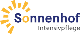 Logo van Sonnenhof Intensivpflege. Links van het woord „Sonnenhof” in blauwe letters schijnt een gestileerde gele zon, met daaronder en rechts daarvan „Intensivpflege” in kleinere grijze letters.