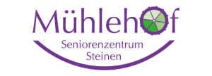 Logo voor het bejaardentehuis Mühlehof in Steinen, met paarse tekst en een groen watermolenwiel dat de letter o in Mühlehof vormt. Onder de tekst loopt een gebogen paarse lijn.